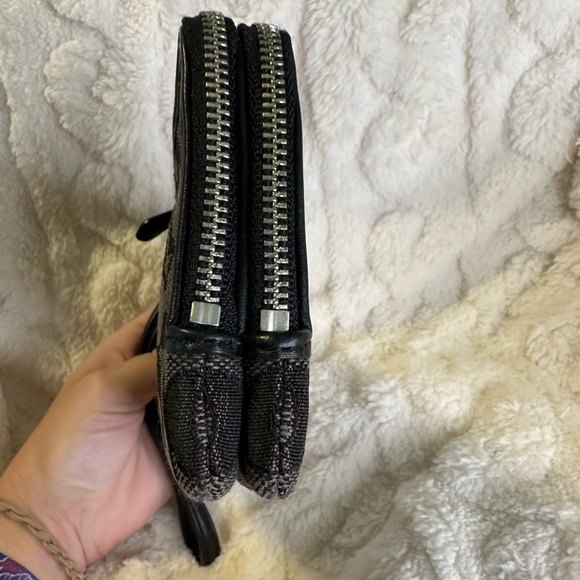 EUC COACH DOUBLE ZIP CANVAS WRISTLET IN BLACK AND GRAY - Picture 9 of 11